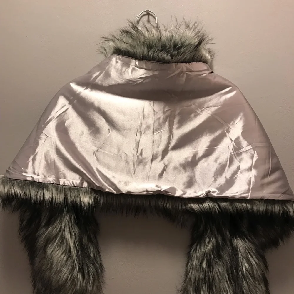 Gorgeous gray faux fur wrap. - Picture 3 of 5